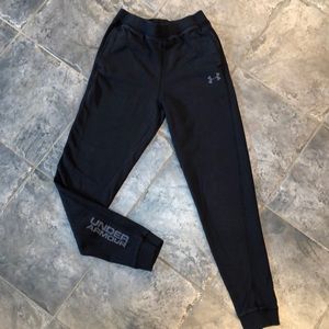 Boy’s Under Armour Black joggers size youth Large